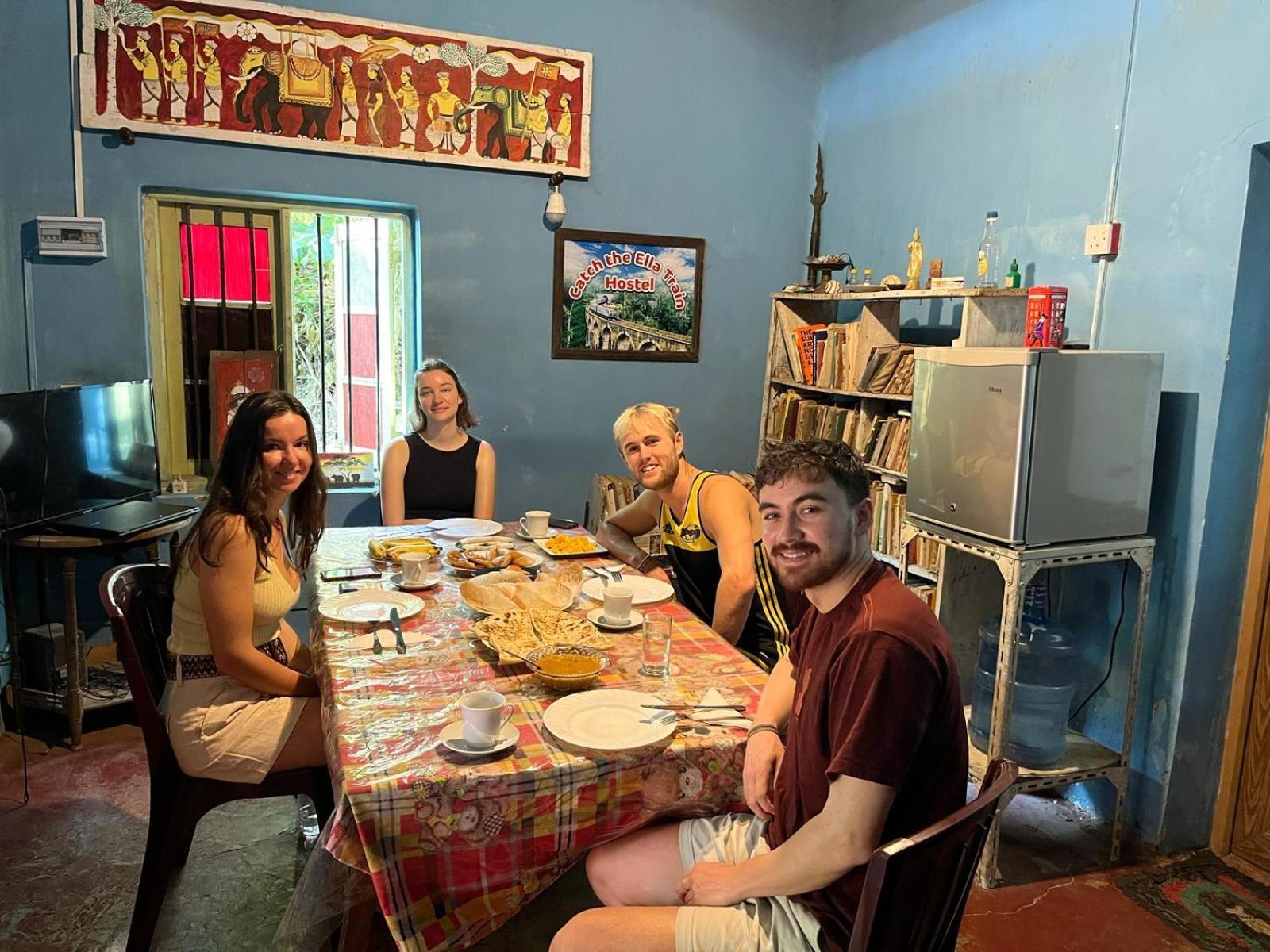 קנדי Catch The Ella Train Hostel מראה חיצוני תמונה